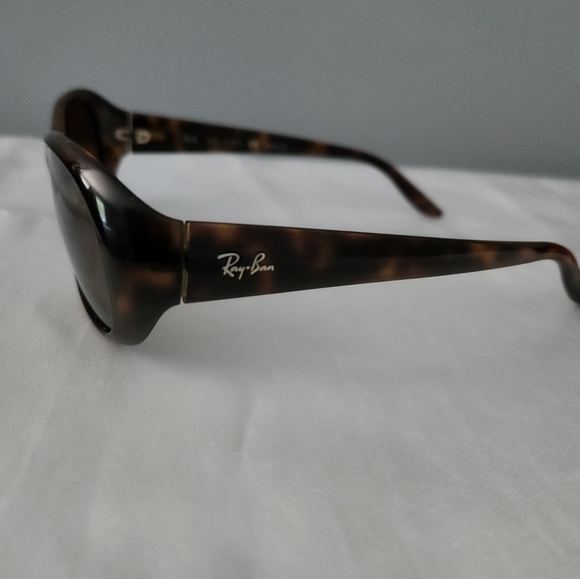 Women's Ray Ban polarized sunglasses with case - Picture 3 of 8